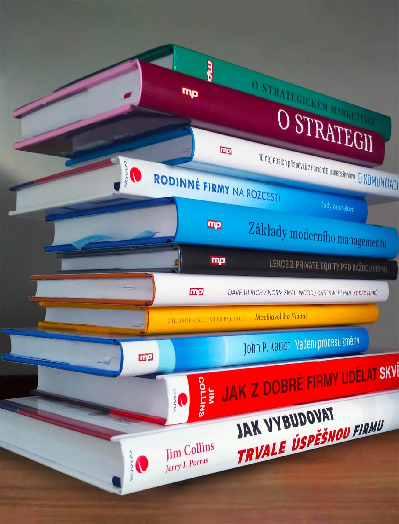 Stoh knih vydaných za podpory HAVEL & PARTNERS