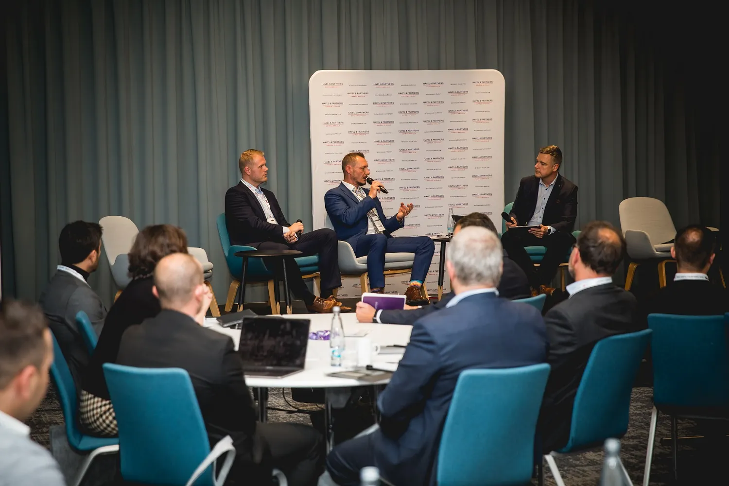 Panelisté na pódiu Real Estate Forum 2021