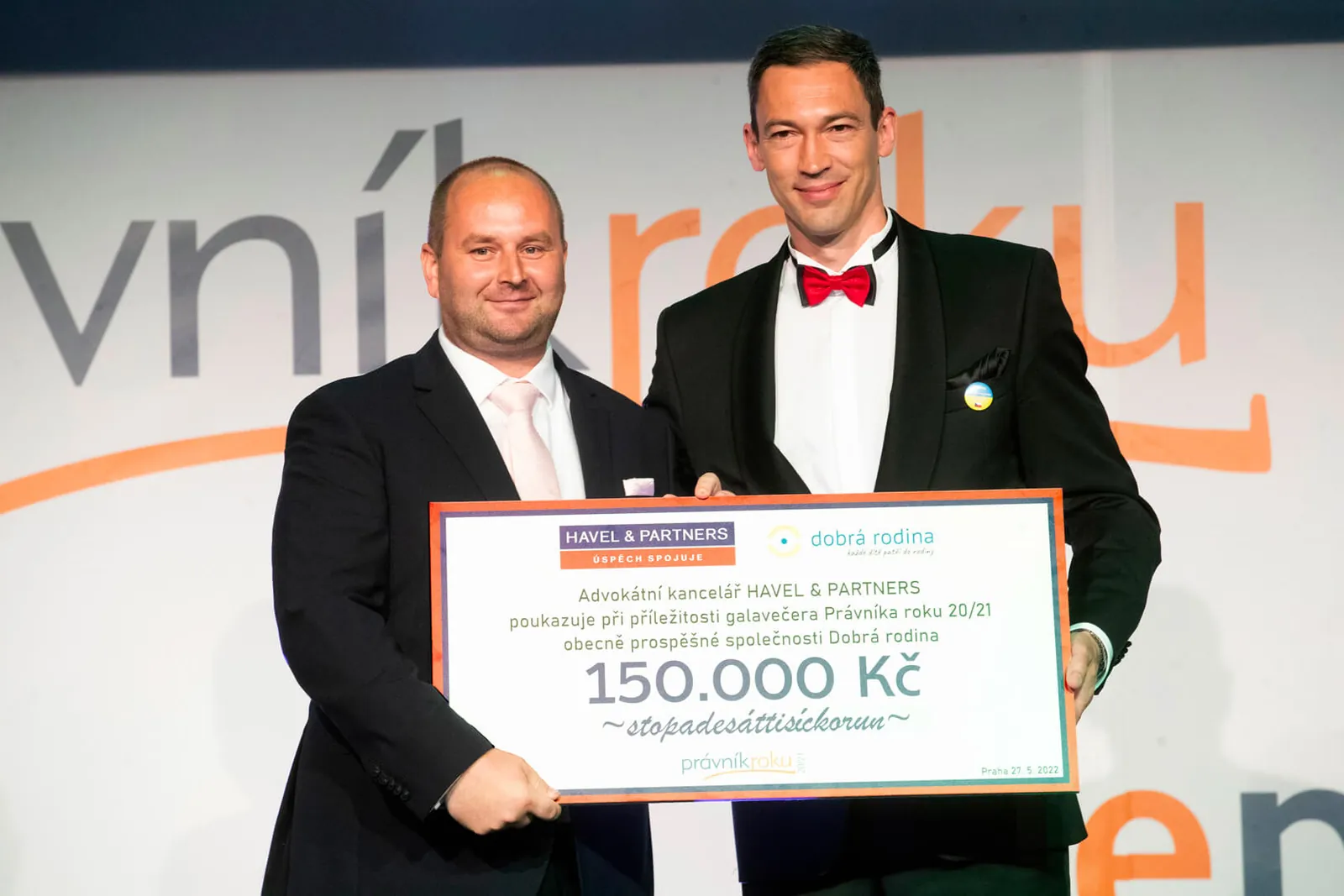 Předání charitativního šeku organizaci Dobrá rodina na slavnostním vyhlášení soutěže Právník roku