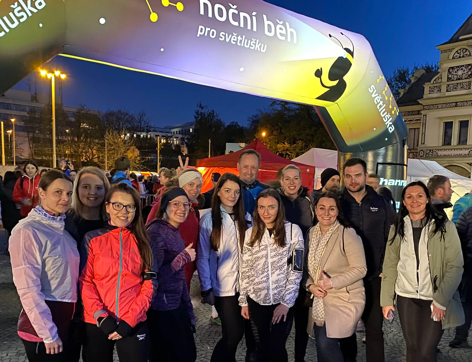 Běžci v barvách HAVEL & PARTNERS při běhu pro Světlušku