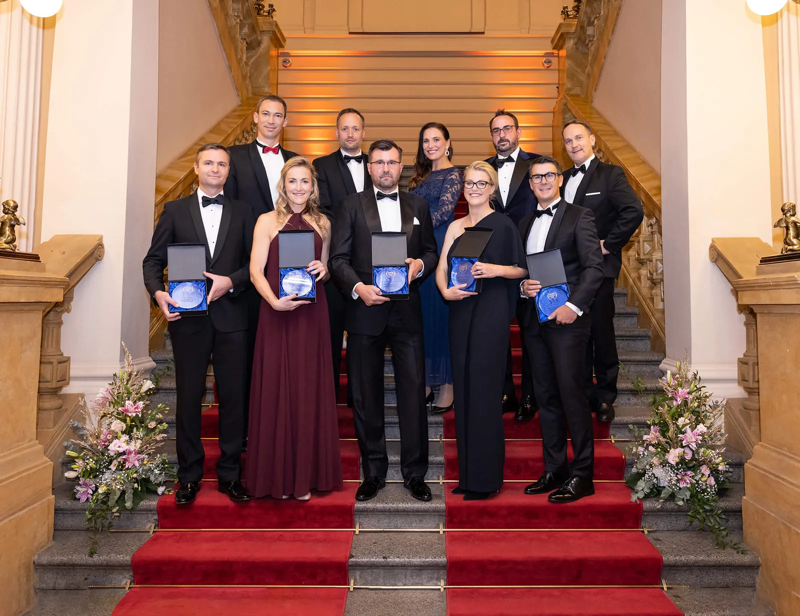 Skupinové foto týmu HAVEL & PARTNERS na červeném koberci galavečera Právnická firma roku ČR