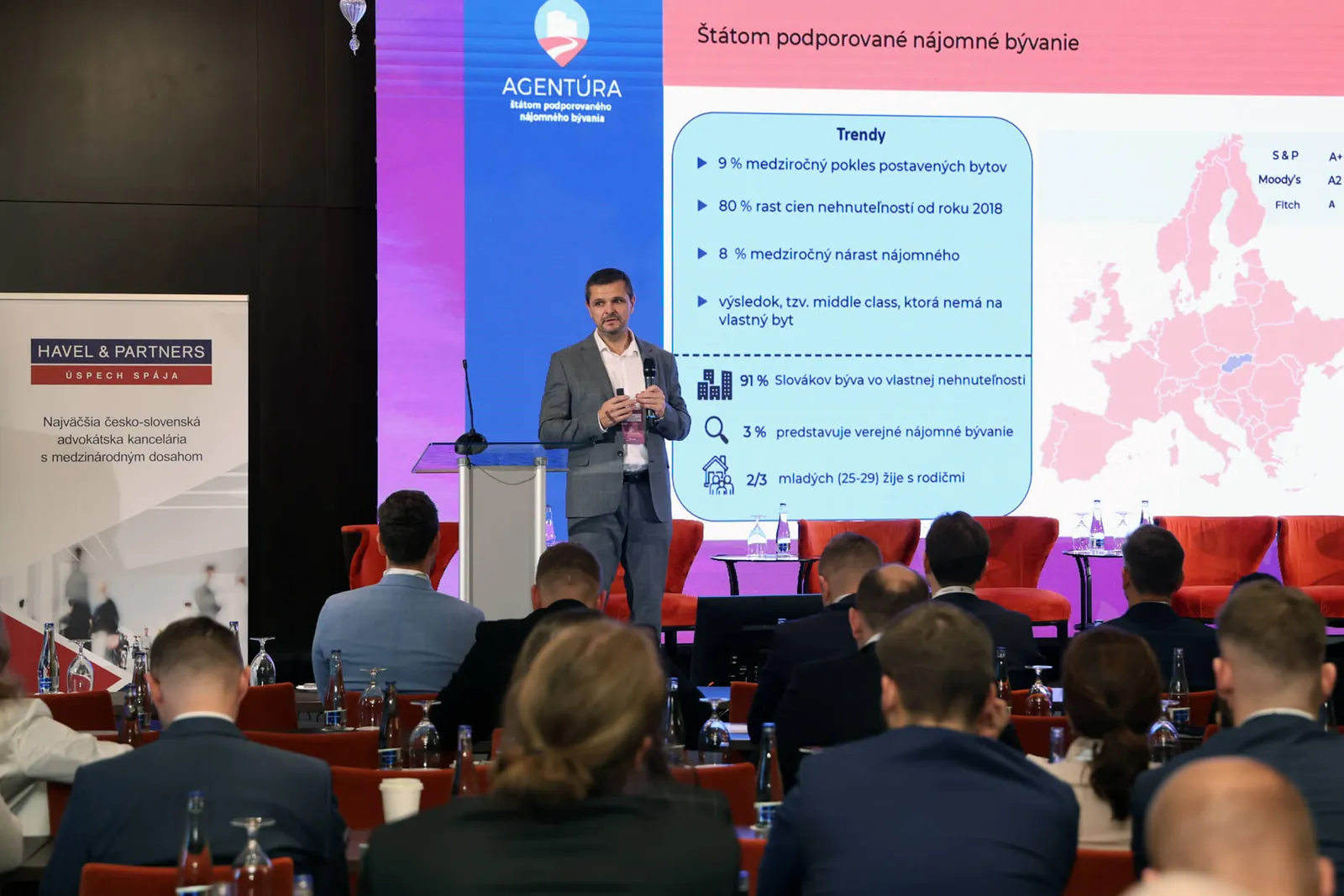 Peter Sekáč při vystoupení na konferenci Real Estate Vision & Trends v Bratislavě