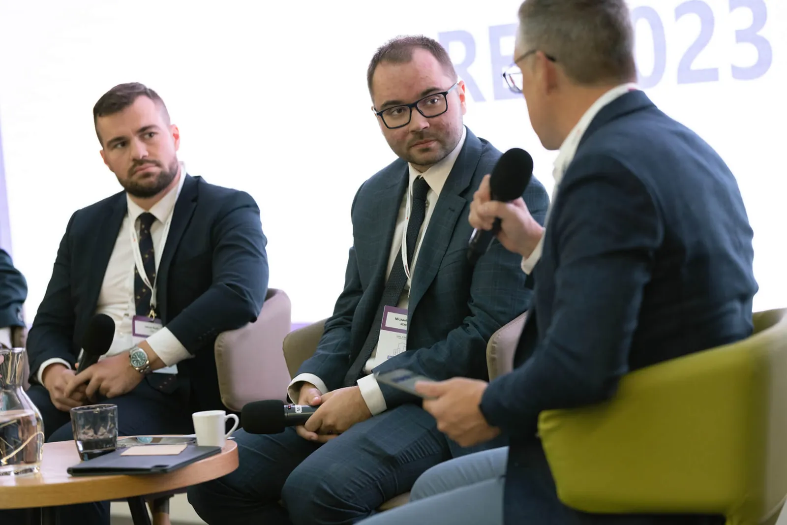 Trojice řečníků na pódiu Real Estate Fora