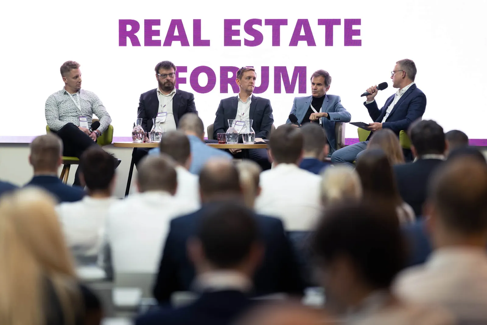 Diskusní panel Real Estate Fora — pětice řečníků na pódiu