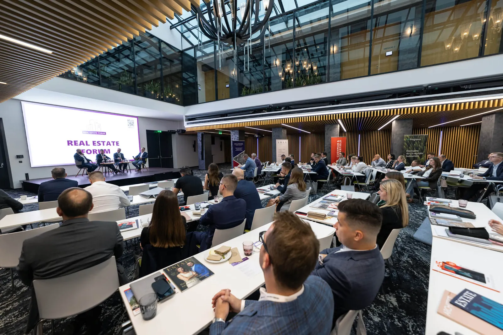Zaplněný sál konference Real Estate Forum v hotelu Passage v Brně