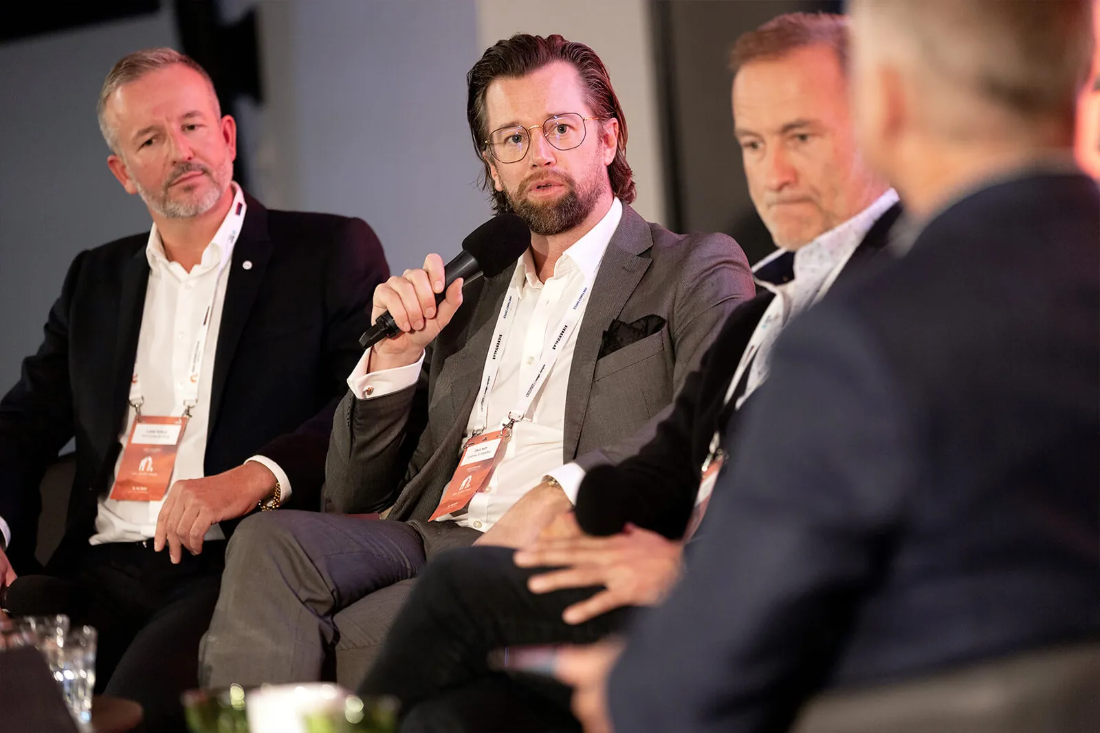 Panel o hotelovém segmentu — tři panelisté na pódiu
