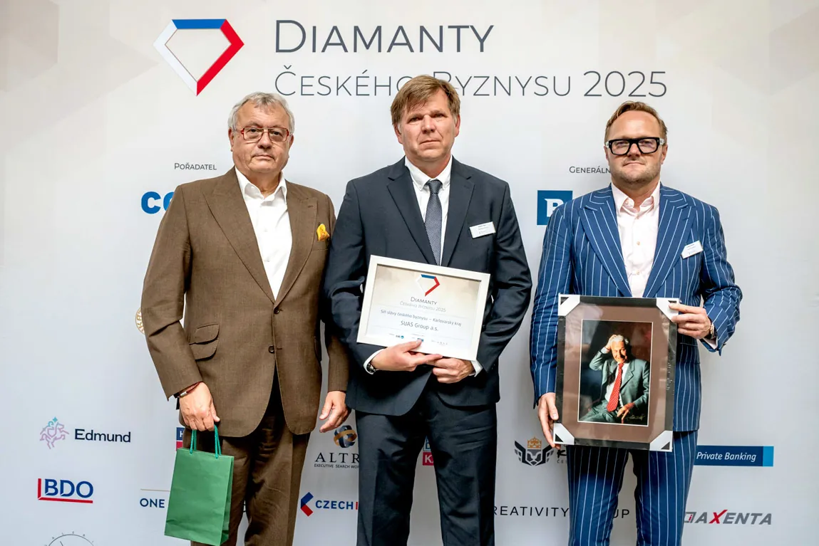 Předání ocenění Diamanty českého byznysu 2025 — tři muži s diplomem a cenou před brandovanou stěnou s logy partnerů