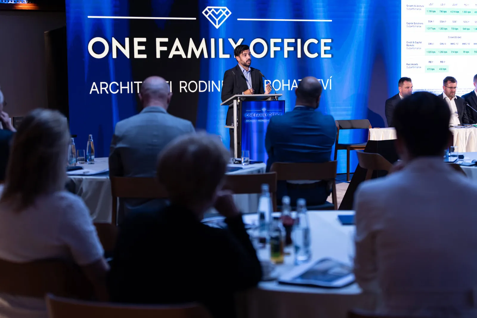 Pódium konference ONE FAMILY OFFICE v Praze