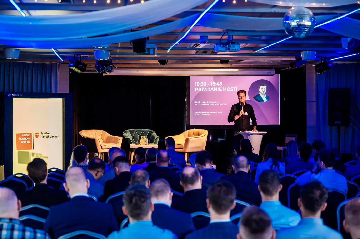 Jaroslav Baier počas panelovej diskusie na podujatí INVESTOR & STARTUP MEETUP