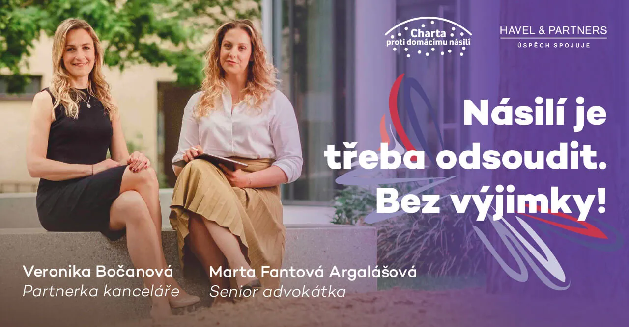 Kolegyně u banneru Násilí je třeba odsoudit. Bez výjimek!